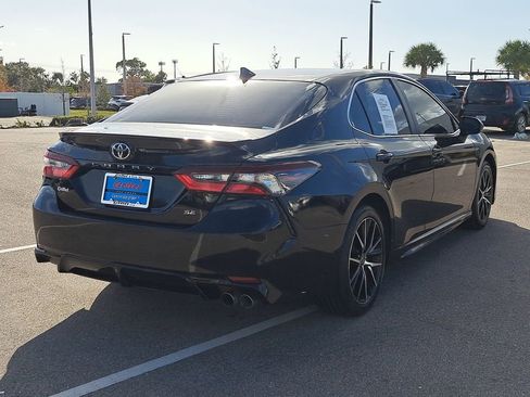 Used 2021 Toyota Camry SE image 3