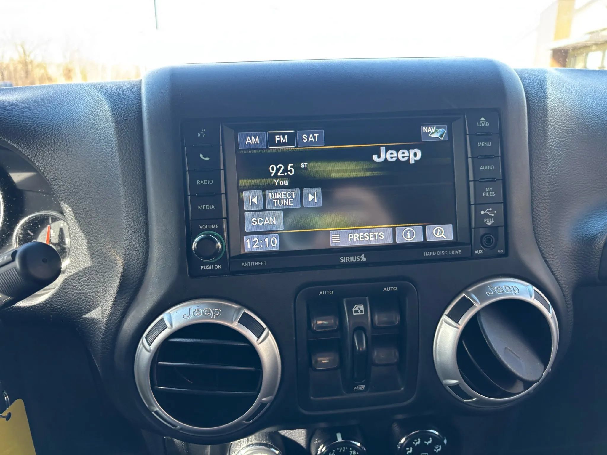 Used 2017 Jeep Wrangler Unlimited Sahara w/ Connectivity Group AWD/4WD image 16