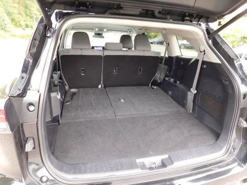 Used 2024 Toyota Highlander LE image 7