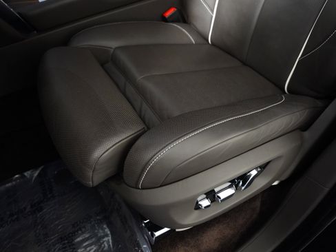 Used 2023 Rolls-Royce Cullinan w/ Cullinan Package image 31