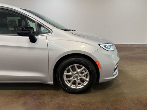 Used 2024 Chrysler Pacifica Touring-L image 31
