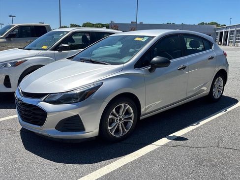 Used 2019 Chevrolet Cruze LT FWD image 2