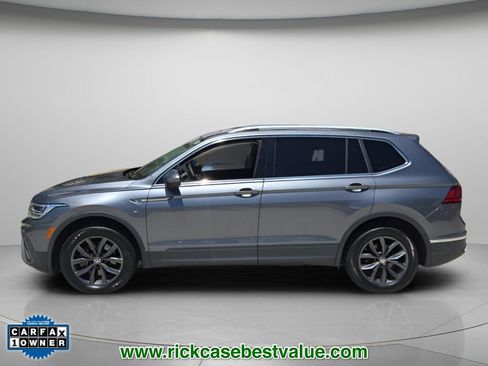 Used 2022 Volkswagen Tiguan SE w/ Panoramic Sunroof Package FWD image 3