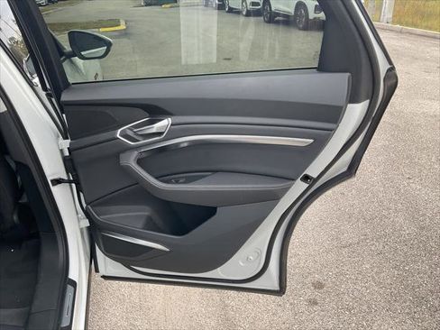 Used 2022 Audi e-tron Premium Plus w/ Premium Plus Package image 37