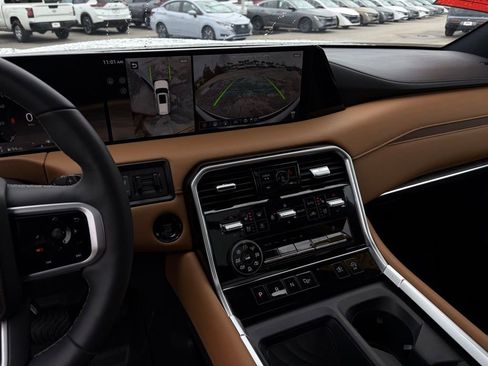 Certified 2025 Nissan Armada Platinum Reserve image 22