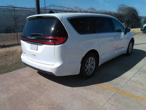 Used 2023 Chrysler Pacifica Touring-L image 4