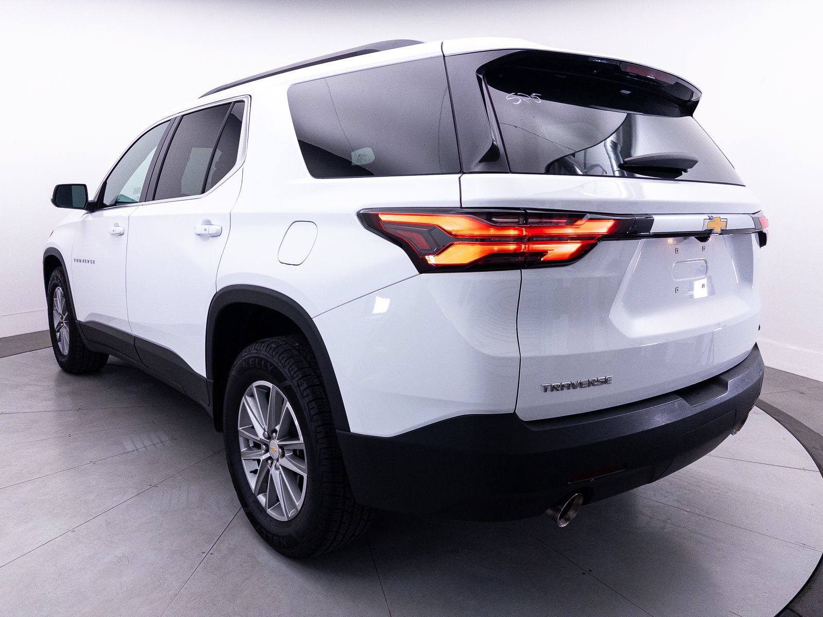 Used 2023 Chevrolet Traverse LT w/ LPO, Cargo Package FWD image 12