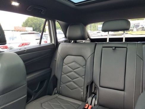 Used 2025 Volkswagen Atlas Cross Sport SE w/ Panoramic Sunroof Package FWD image 10