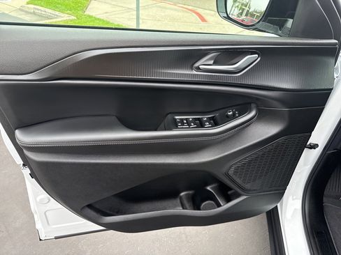 New 2025 Jeep Grand Cherokee Altitude image 23