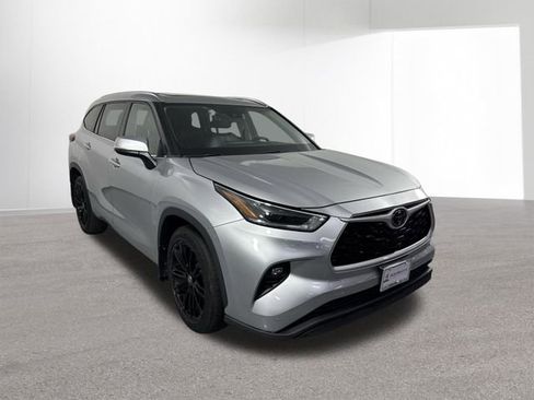 Used 2021 Toyota Highlander XLE AWD/4WD image 3