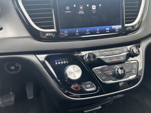 Used 2025 Chrysler Pacifica Select image 24