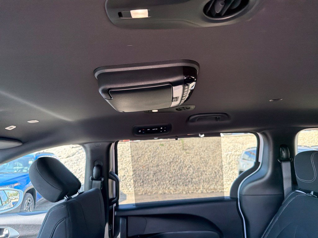 Used 2019 Chrysler Pacifica Touring Plus w/ S Appearance Package FWD image 15