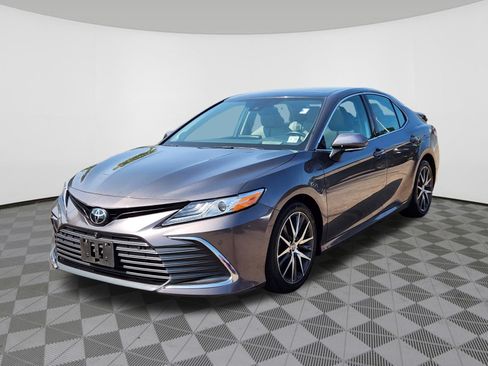 Used 2022 Toyota Camry XLE w/ Navigation Package FWD image 2