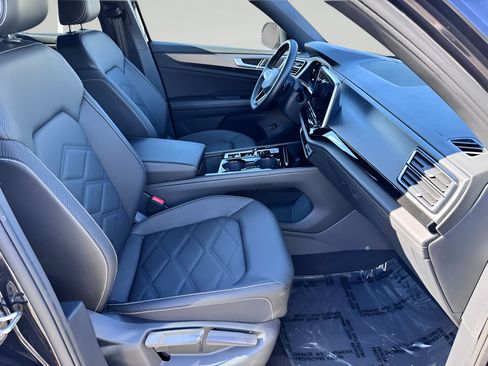 Used 2025 Volkswagen Atlas Cross Sport SE FWD image 26