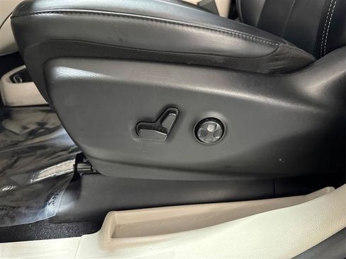 Used 2024 Chrysler Pacifica Touring-L FWD image 19