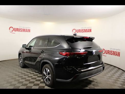 Used 2021 Toyota Highlander XLE AWD/4WD image 6