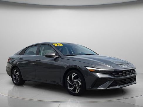 Used 2025 Hyundai Elantra Limited w/ Cargo Package FWD image 8