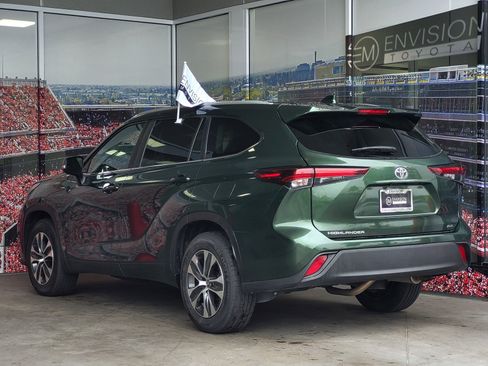 Certified 2024 Toyota Highlander XLE image 6