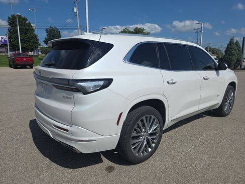 Used 2025 Buick Enclave Avenir FWD image 3