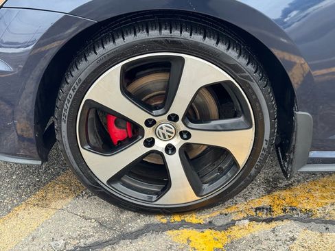 Used 2016 Volkswagen GTI SE image 9