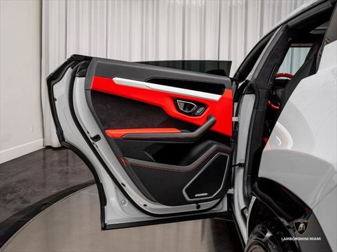 Used 2021 Lamborghini Urus AWD/4WD image 48