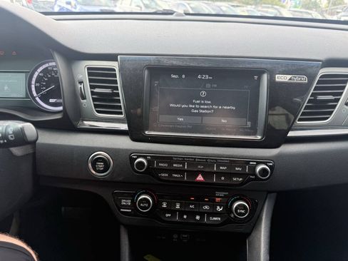 Used 2019 Kia Niro S Touring FWD image 23