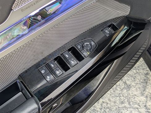 Used 2023 BMW 740i w/ Parking Assistance Package image 11