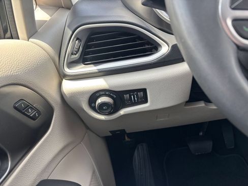 Used 2023 Chrysler Pacifica Touring-L FWD image 36