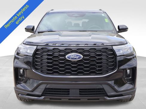 Used 2025 Ford Explorer ST-Line w/ ST-Line Street Pack AWD/4WD image 7