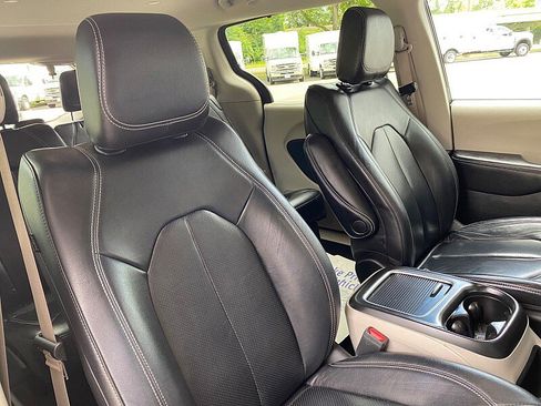Used 2022 Chrysler Pacifica Touring-L FWD image 28