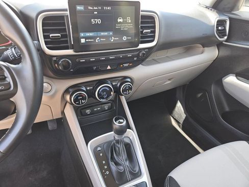 Used 2025 Hyundai Venue SEL FWD image 20