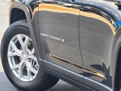 Used 2023 Jeep Grand Cherokee Limited w/ Trailer Tow Prep Group (B) AWD/4WD image 17