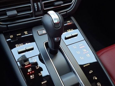 Certified 2025 Porsche Macan image 20