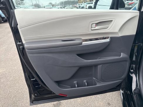 Used 2024 Toyota Sienna LE image 9