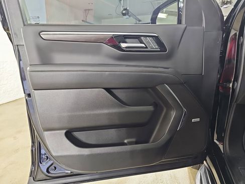 Used 2025 Chevrolet Suburban Premier AWD/4WD image 34