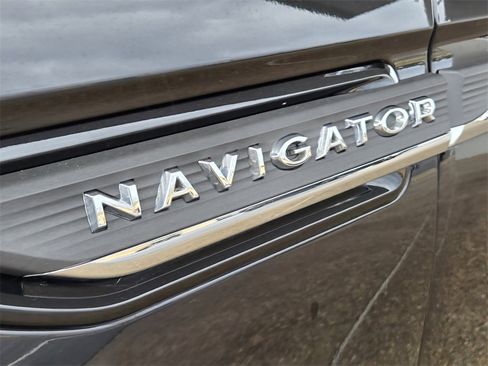 Used 2024 Lincoln Navigator Reserve image 9