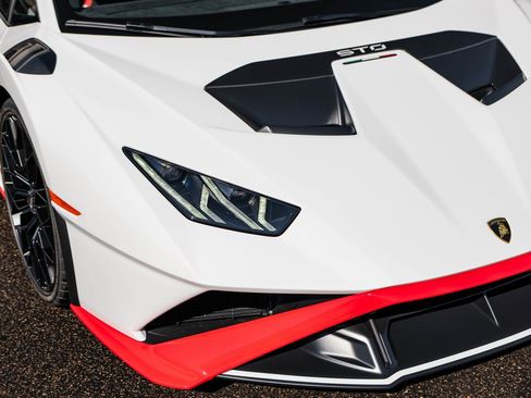 Used 2024 Lamborghini Huracan STO image 12