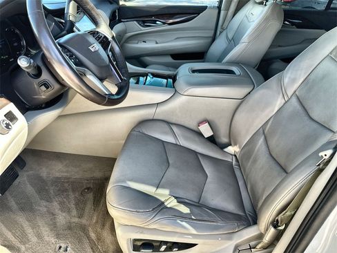 Used 2016 Cadillac Escalade Luxury image 24