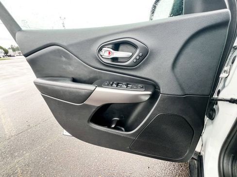 Used 2019 Jeep Cherokee Limited image 19