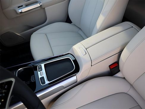 New 2026 Mercedes-Benz GLB 250 4MATIC image 33