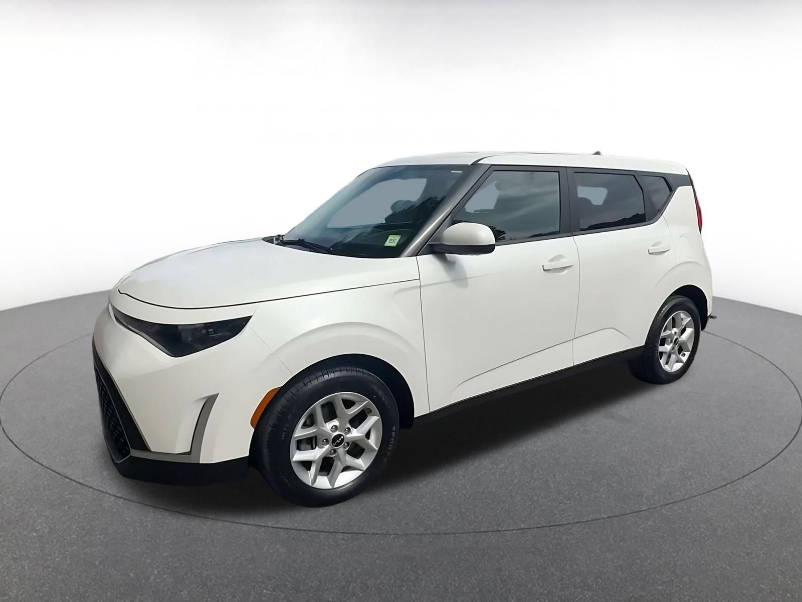Used 2025 Kia Soul LX w/ LX Technology Package FWD image 7