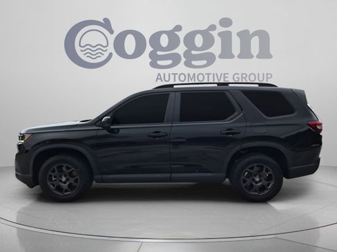 Used 2025 Honda Pilot TrailSport image 3
