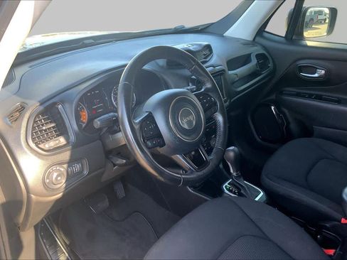 Used 2018 Jeep Renegade Altitude FWD image 17