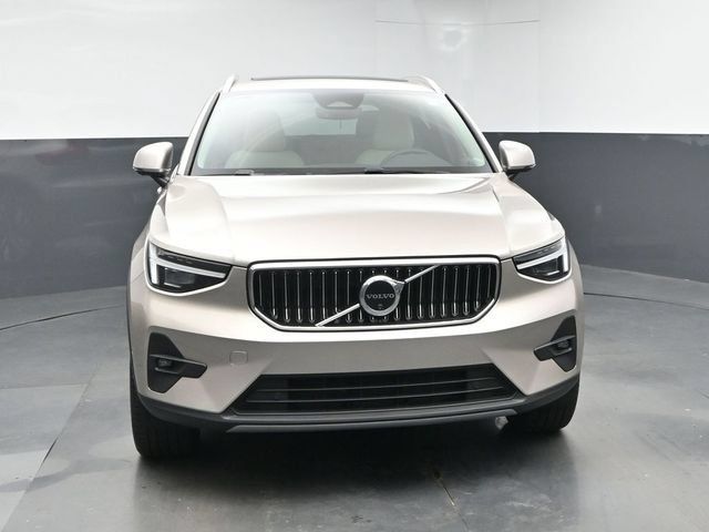 Used 2024 Volvo XC40 B5 Ultimate AWD/4WD image 2