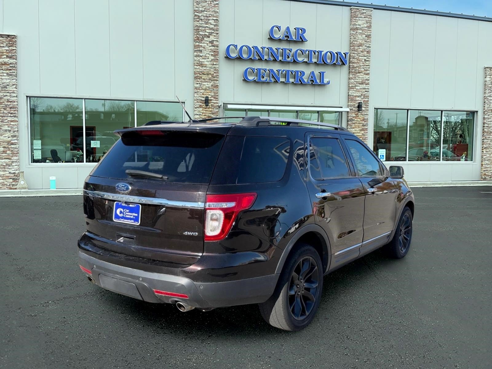 Used 2014 Ford Explorer XLT w/ Equipment Group 202A AWD/4WD image 4