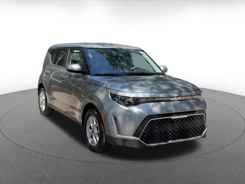 Used 2025 Kia Soul LX w/ LX Technology Package FWD image 3
