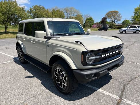 Used 2025 Ford Bronco Outer Banks AWD/4WD image 1