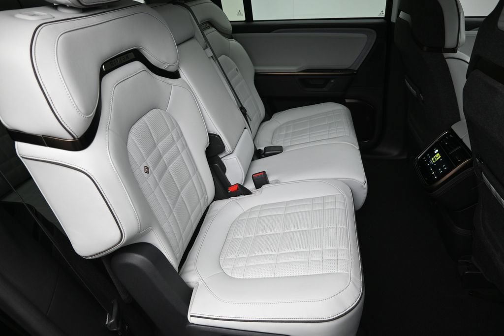 Used 2025 Rivian R1S Premium Dual AWD/4WD image 32