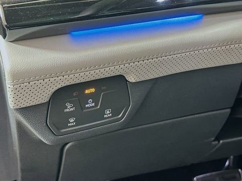 Used 2025 Volkswagen Atlas Peak Edition SE image 11