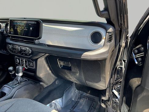 Used 2025 Jeep Wrangler Unlimited Sahara AWD/4WD image 26